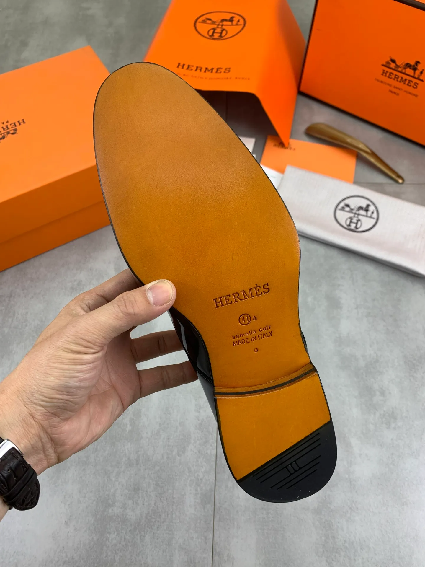 Factory price P940 💰💎💎💎 Original genuine leather outsole Brand: Hermès Grade: Same as the official website Original quality materials: Original soft calfskin Water-dyed cowhide lining Original Italian genuine leather outsole Style categories: Men's fashion Formal casual leather shoes Slip-on men's shoes series Young fashion European and American trends British style Code number: 39-45 (38.46 can be customized)